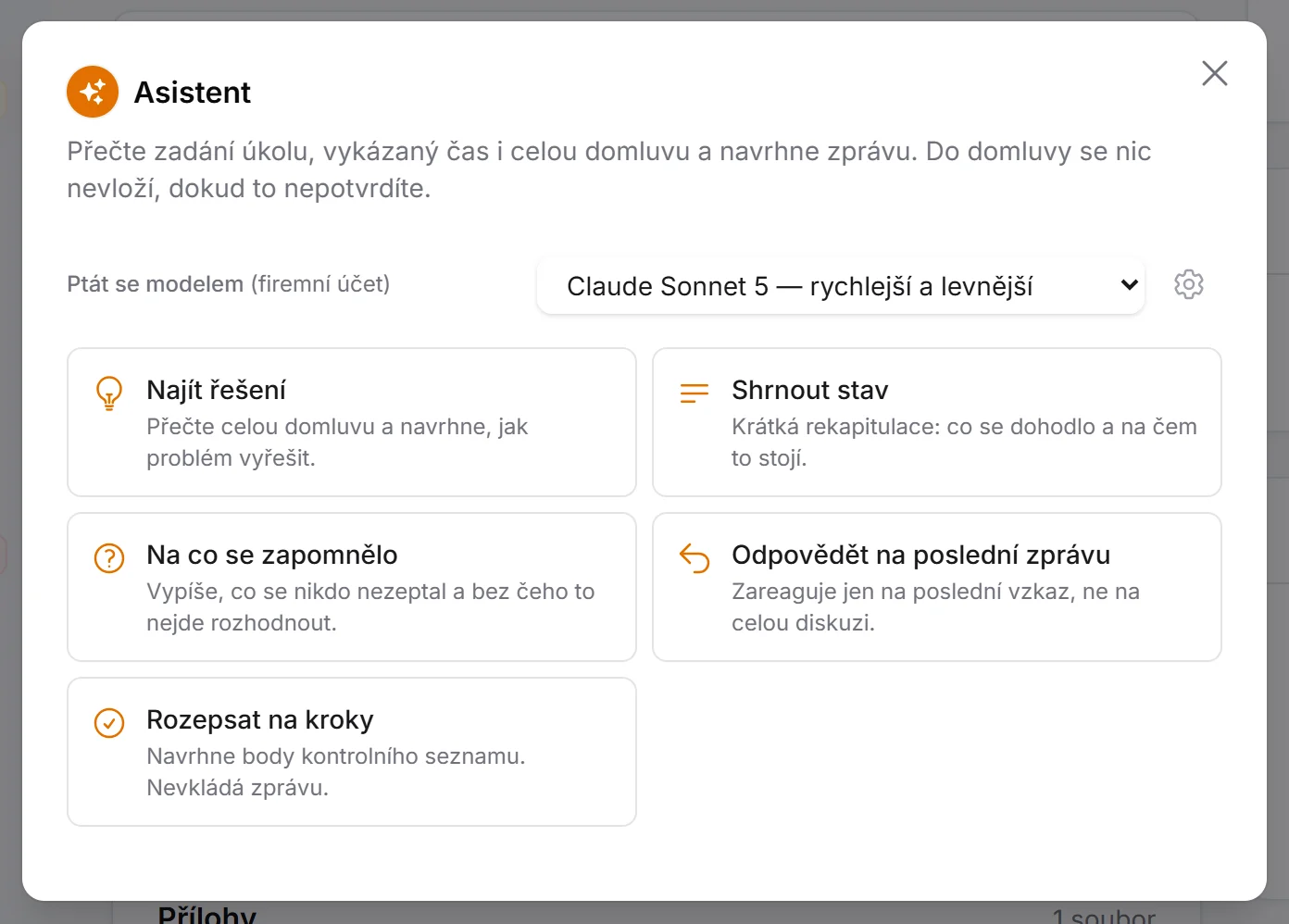 Okno Asistent: nahoře výběr modelu s ozubeným kolečkem a pod ním tlačítka Najít řešení, Shrnout stav, Na co se zapomnělo, Odpovědět na poslední zprávu a Rozepsat na kroky, každé s krátkým popisem