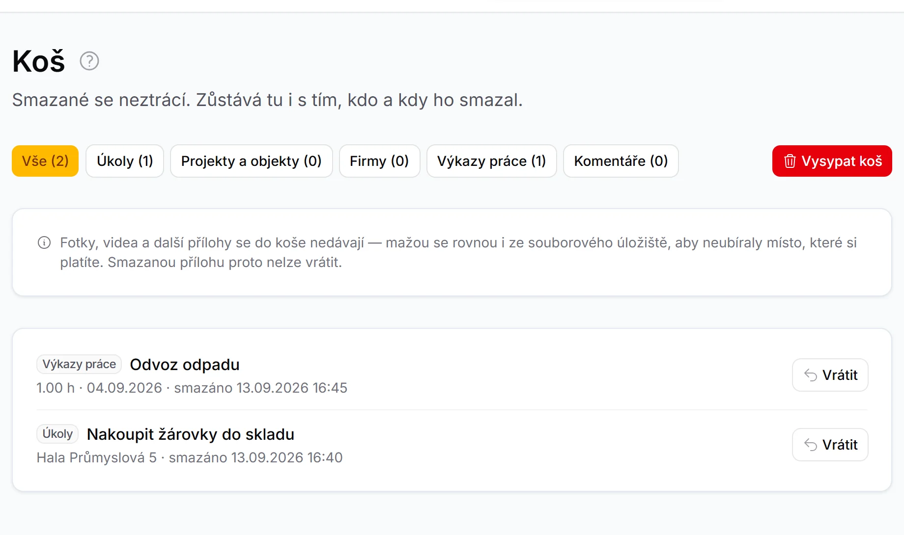 Obrazovka Koš se záložkami Vše, Úkoly, Projekty a objekty, Firmy, Výkazy práce a Komentáře, položkami se jménem, datem smazání a tlačítkem Vrátit