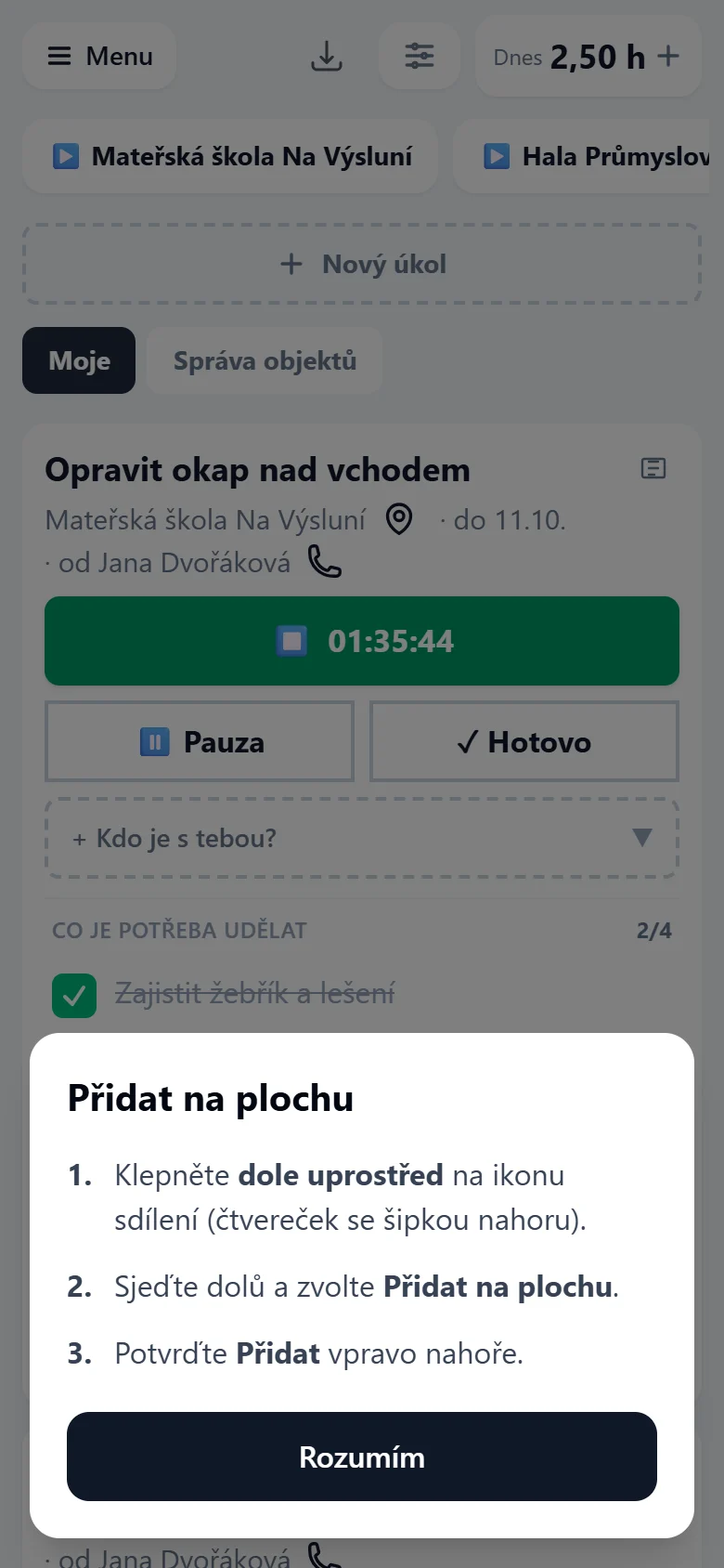 Okno Přidat na plochu na iPhonu se třemi kroky: ikona sdílení dole uprostřed, Přidat na plochu, potvrdit Přidat