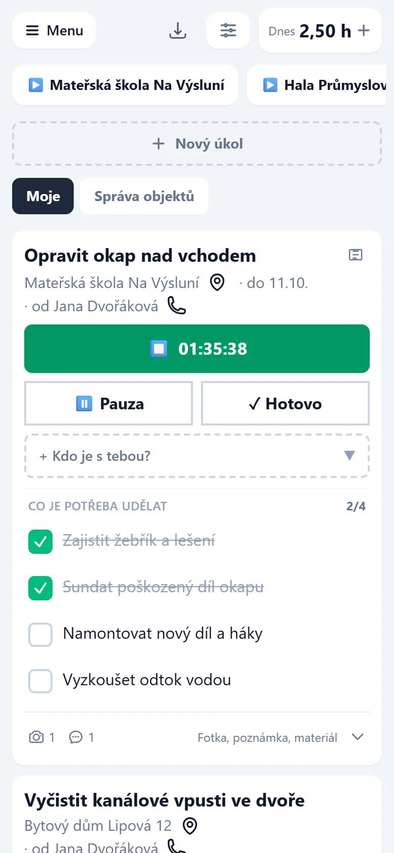 Pracovní režim na telefonu s kartou úkolu a běžícími stopkami
